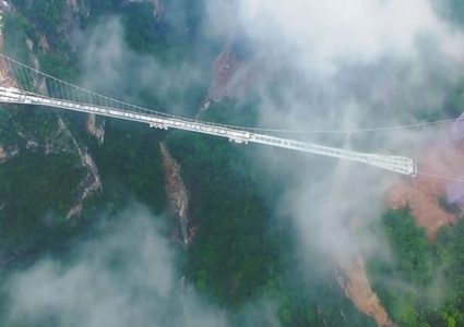 فيديو يوثق رعب السياح على جسر زجاجي شاهق