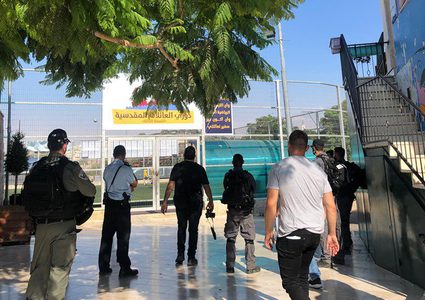 مخابرات الاحتلال تداهم ملعب برج اللقلق