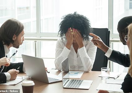 أسباب تدفع (8) من كل (10) موظفين للبكاء في العمل