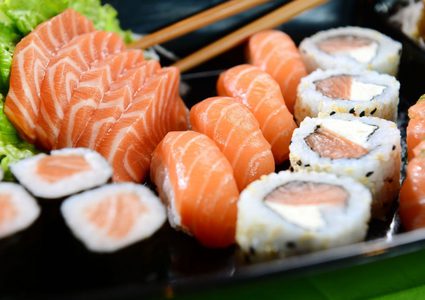 ما هي فوائد تناول السمك النيء ؟