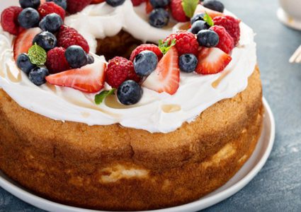 كيك اسفنجي بالكريمة والفواكة