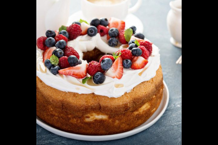 كيك اسفنجي بالكريمة والفواكة