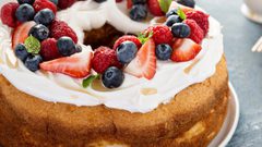 كيك اسفنجي بالكريمة والفواكة