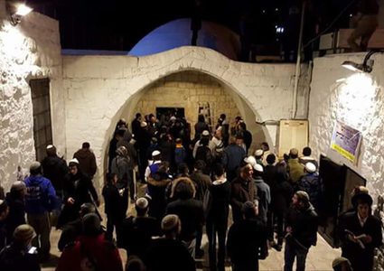 مستوطنون يقتحمون قبر يوسف شرق نابلس