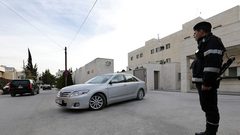 سيدة أردنية دسّت المخدرات في مركبة زوجها وبلغت الأمن