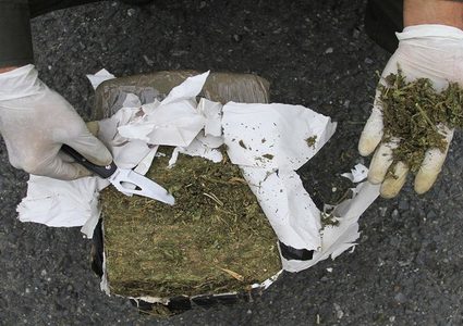 القبض على مخرج حاول إدخال مواد مخدرة عبر مطار القاهرة