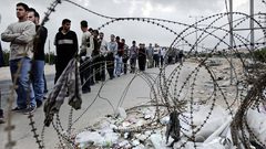 "إسرائيل" تدرس تسهيل سفر المواطنين من قطاع غزة