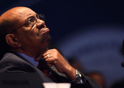 البشير أمام القضاء بتهم "الفساد"