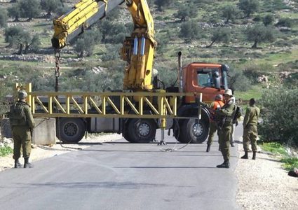 الاحتلال يغلق مدخل بلدة عزون ببوابة حديدية