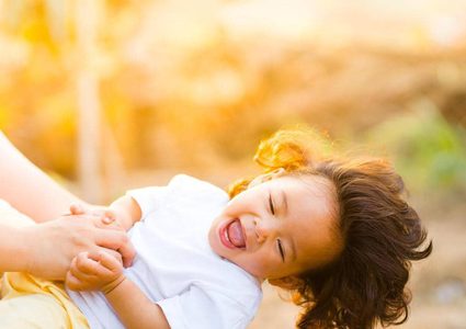 شرط واحد وغريب يحقق السعادة بإنجاب الأطفال