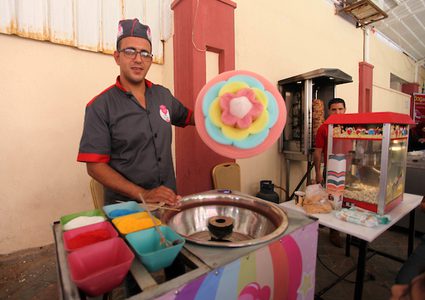 حلوى غزل البنات على الطريقة الصينية في غزة