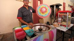 حلوى غزل البنات على الطريقة الصينية في غزة