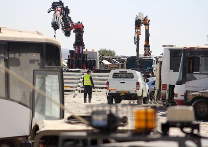 الاحتلال يهدم مواقف سيارات بالخليل بحجة أنها بنيت بدون تصريح