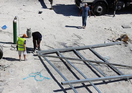 الاحتلال يهدم مواقف سيارات بالخليل بحجة أنها بنيت بدون تصريح