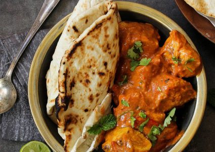كاري دجاج هندي مع خبز النان