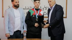 الرجوب يكرّم لاعب التايكوندو عمر إسماعيل