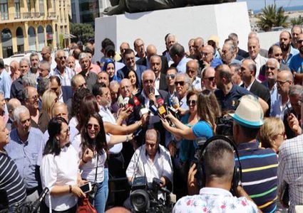 صحفيون لبنانيون يحتجون على إهمال قطاع الصحافة