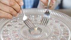 بعد مرور 50 عاما.. زوجان يأكلان آخر قضمة من كعكة زفافهما