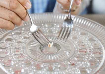 بعد مرور 50 عاما.. زوجان يأكلان آخر قضمة من كعكة زفافهما