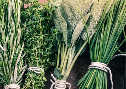 كيف تعمل الأعشاب على حل مشكلة عسر الهضم؟