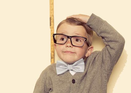 قصر قامة الطفل .. هل ينذر بمشكلة حقيقية؟