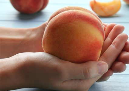 للحامل لا تترددي في أكل "الخوخ"