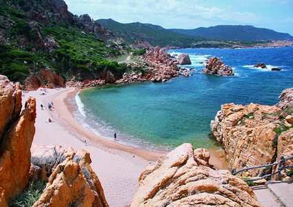 السجن والتغريم عقوبة لسائحين سرقا "رمال" من جزيرة إيطالية