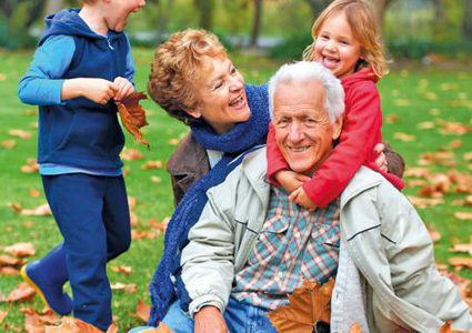 دراسة: الأجداد الذين يخدمون أحفادهم هم الأطول عمرا