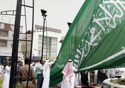 إسرائيلي يرفع العلم السعودي وينادي بالتطبيع