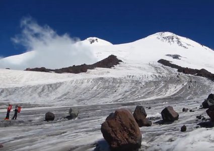 طفل هندي يتسلق أعلى جبل أوروبي