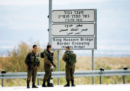 الاحتلال يعتقل شاباً بزعم محاولته "خنق" موظف على معبر الكرامة