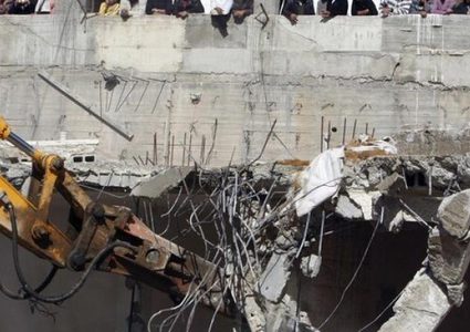 اخطارات بدهم  وإخلاء أكثر من 20 منشأة في محيط مخيم قلنديا