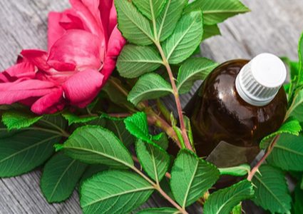 زيت الوّرد .. لبشرة نضرة
