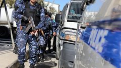 الشرطة تقبض على شخص صادر بحقه أوامر حبس بقضايا مالية