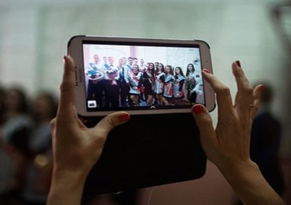 روسيا تحظر استخدام الهواتف في المدارس