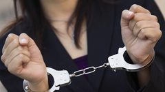 القبض على سيدة من نابلس صادر بحقها أمر حبس بقيمة مليون شيقل