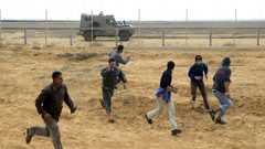 الاحتلال يطلق النار صوب 5 شبان قرب السياج الفاصل وسط قطاع غزة