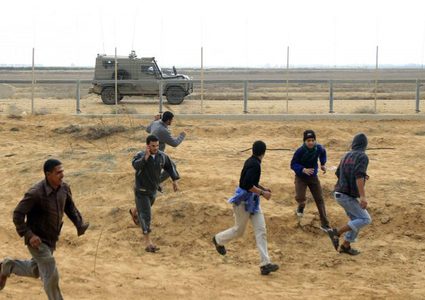 الاحتلال يطلق النار صوب 5 شبان قرب السياج الفاصل وسط قطاع غزة