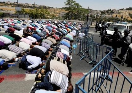 دعوة للمشاركة في صلاة الجمعة على مدخل بلدة العيسوية