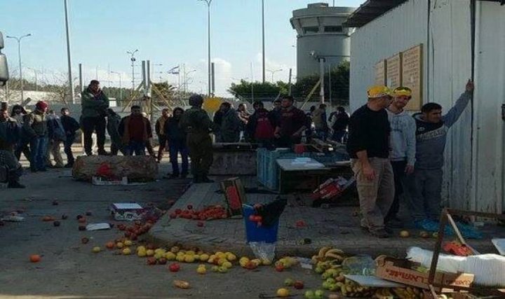 الاحتلال يعتدي على بسطات الباعة جنوب الخليل ويتلفها