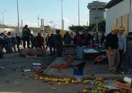 الاحتلال يعتدي على بسطات الباعة جنوب الخليل ويتلفها