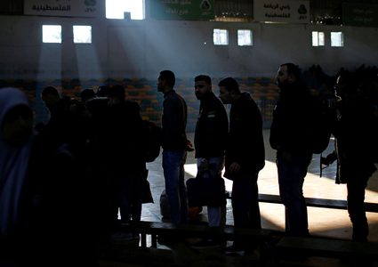 هجرة الغزيين.. الزهار يُجيزها والهباش يحرّمها وعزام ينصح بالبقاء