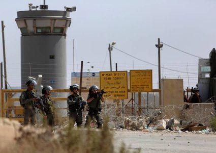 الاحتلال يقمع وقفة تضامنية مع الأسرى قرب عوفر