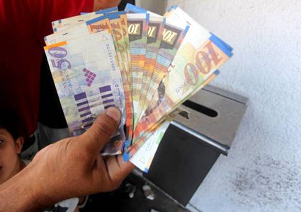 الحكومة: رواتب الموظفين العموميين ستصرف بنسبة 110%