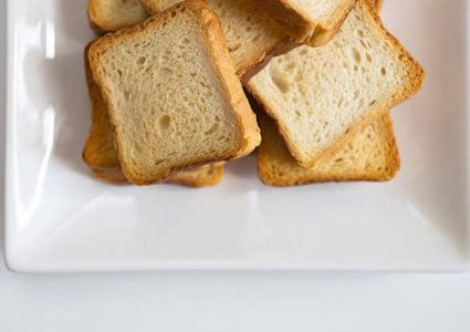 أطعمة عدة تؤدي إلى تلف البشرة