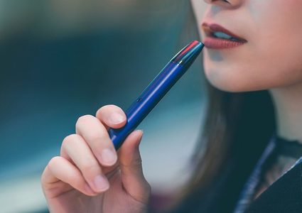 مخاطر صحية جديدة للسجائر الإلكترونية
