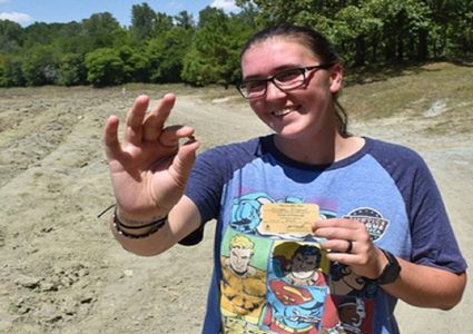 امرأة تعثر على ألماسة أثناء تجولها في منتزه