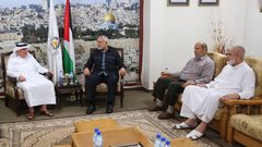 هنية يلتقي السفير العمادي في غزة
