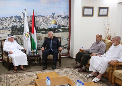 هنية يلتقي السفير العمادي في غزة