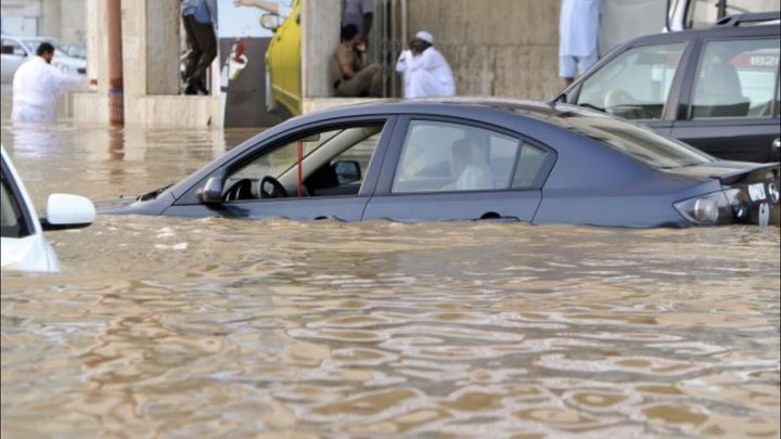 أمطار غزيرة وبرَد في عز الصيف بدولة الامارات